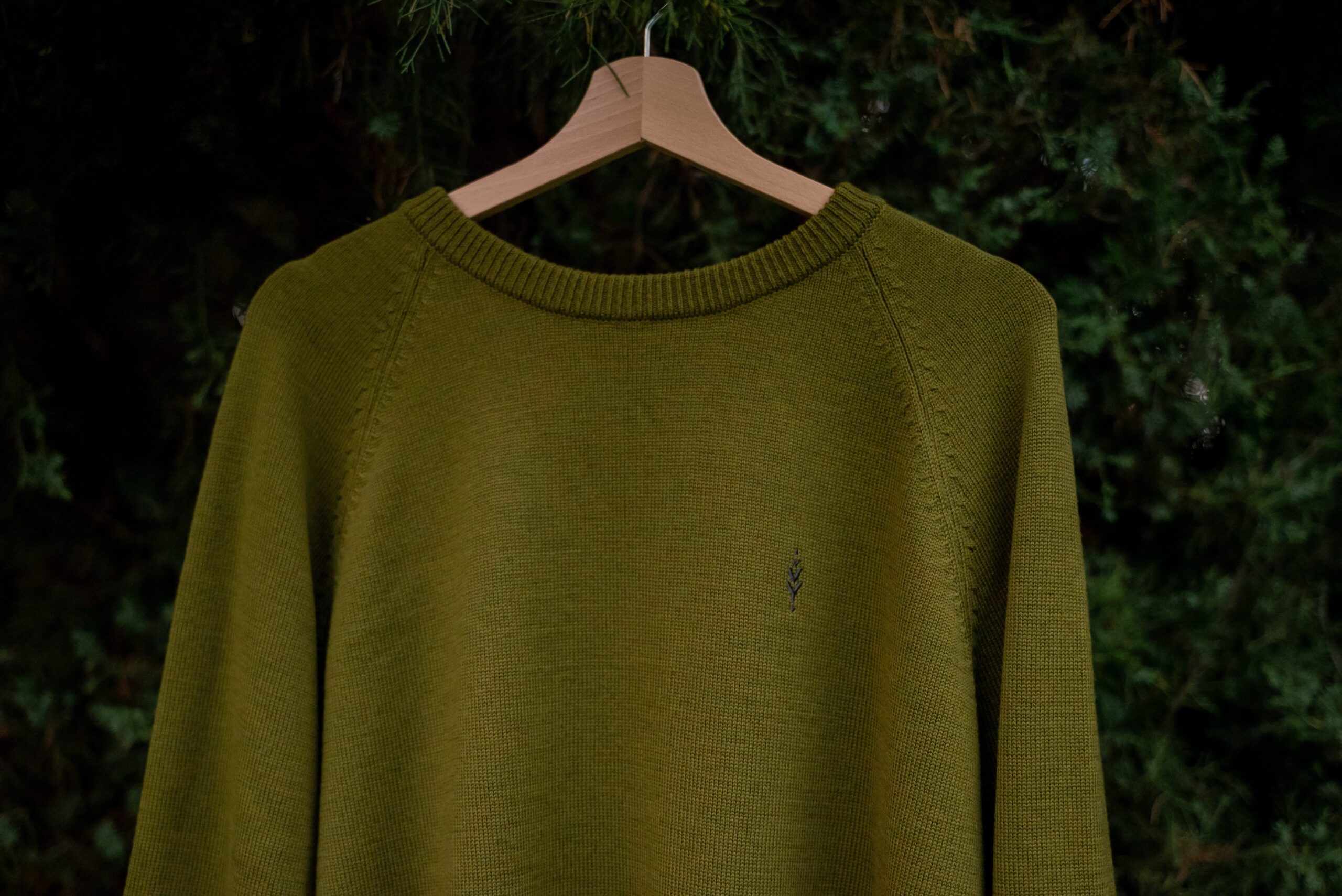 Merino svetr Pullover - Olivový emblem - Obrázek 2